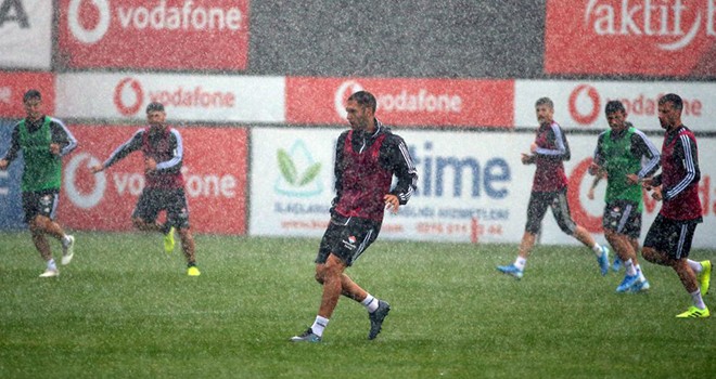 Sağanak yağmur altında antrenman