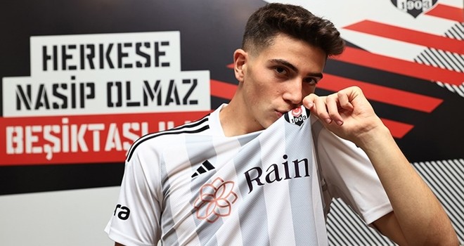 Genç oyuncu Yakup Arda Kılıç ile Beşiktaş'ta imzalar atıldı!