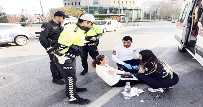 Kazada yaralanan kadın çaresizce yerde ambulans bekledi