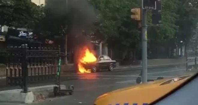 Beşiktaş'ta seyir halindeki otomobilde yangın