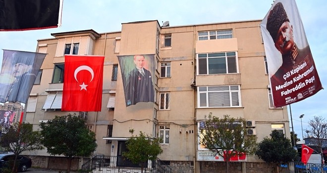 Suudi Arabistan İstanbul Başkonsolosluğu'nun bulunduğu sokak Atatürk, Fahreddin Paşa görselleri ve Türk bayraklarıyla donatıldı