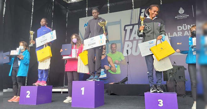 Siyah-beyazlı sporcuya İstanbul Maratonu’nda üçüncülük