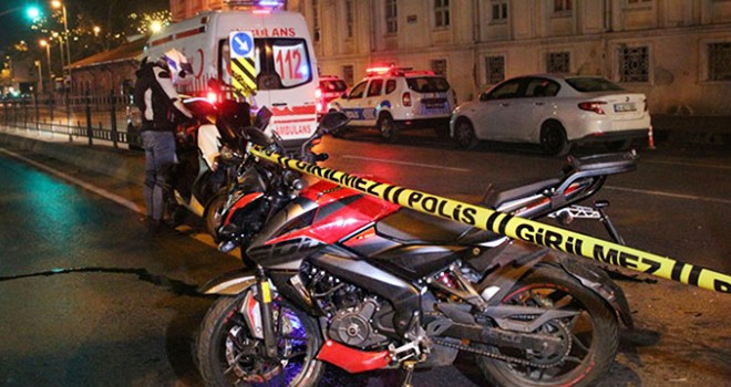 Motosiklet polis aracına çarptı