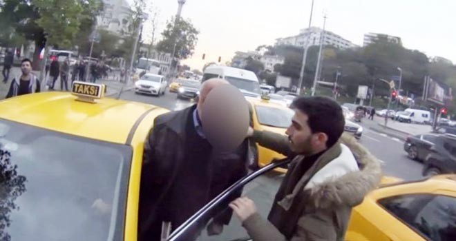 Beşiktaş'ta taksici ile motosikletlinin kavgası kamerada