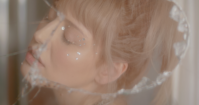 Damla Topçu ilk teklisi Tek Derdim ile pop ve R&B'yi bir araya getiriyor