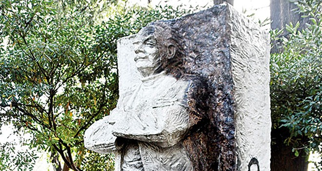 Şairin heykelini ısınmak için yaktılar... Taş sandık fiber çıktı