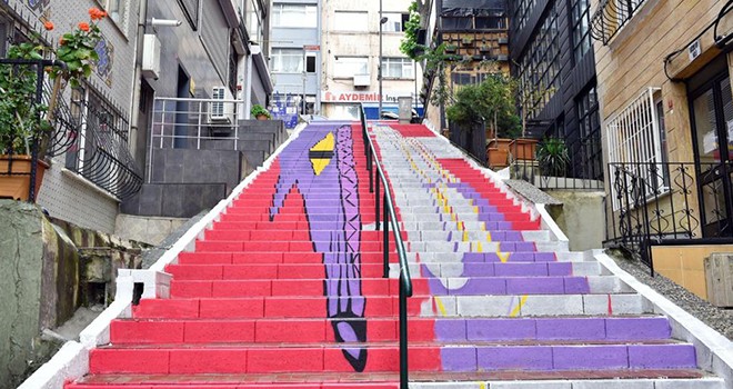 Beşiktaş'ta merdivenler renkleniyor