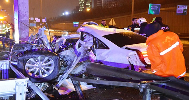 Direğe çarpan otomobil iki parçaya ayrıldı, sürücü can verdi