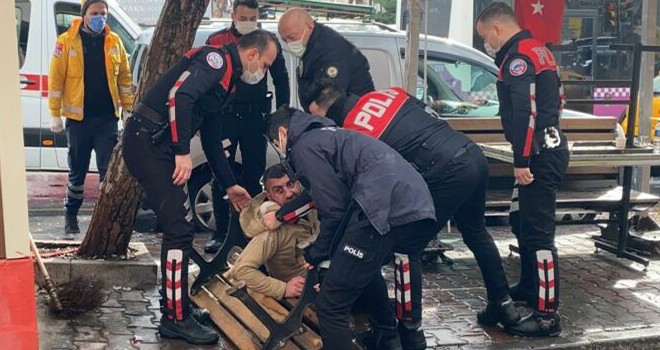 Sokak ortasında kardeşlerin bıçaklı kavgası