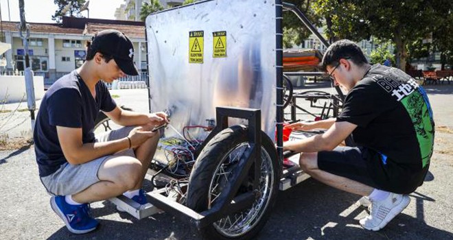 Beşiktaş'ta meslek lisesi öğrencileri atık malzemelerden elektrikli otomobil tasarladı