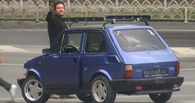 Otomobilinin aküsü biten sürücü çılgına döndü