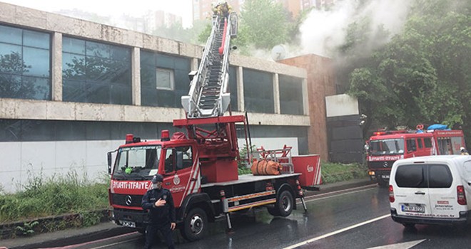 Eski TV binasında çıkan yangına Beşiktaş itfaiyesi yetişti