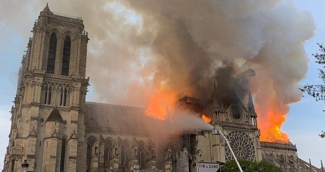 Notre Dame Katedrali alevlerin arasında