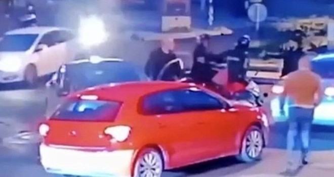 Yol verme kavgasında taksiciye silah çekti