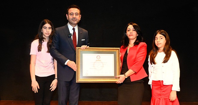 Mazbatasını kızlarıyla aldı!...