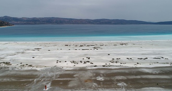 Rezalet! Salda Gölü’ndeki tahribattan geriye derin çukur ve lastik izleri kaldı