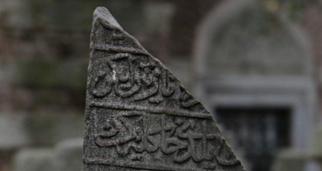 İstanbul’un göbeğinde tarihi mezarlar yok olmak üzere