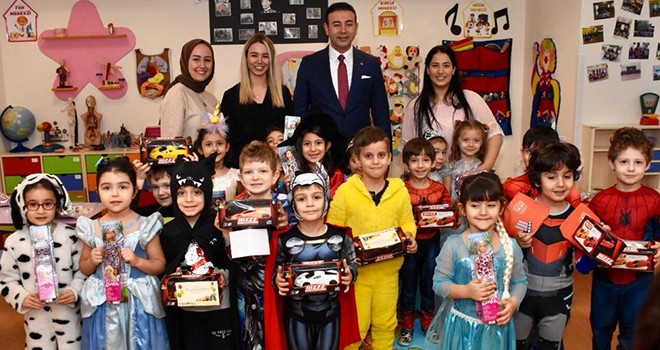 Öğrenciler yeni yıl hediyelerini aldı