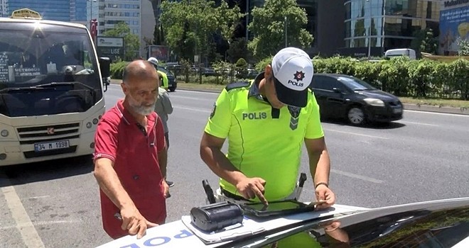 Beşiktaş’ta yolcu kılığındaki polis minibüsçülere ceza kesti