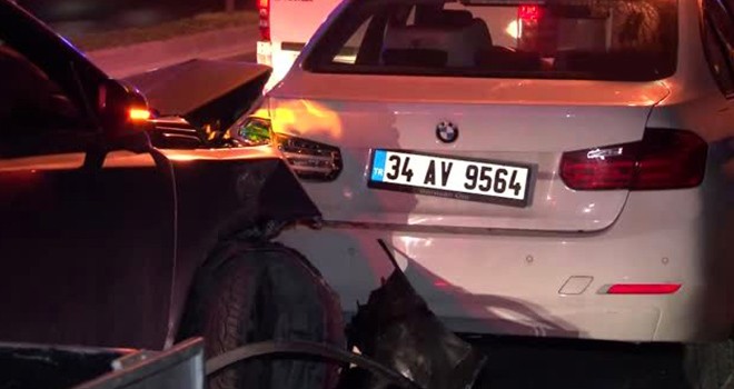 Alkollü sürücü park halindeki otomobile çarptı