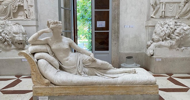 Selfie çeken turist tarihi heykeli kırdı