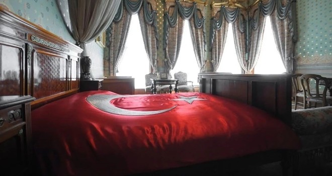 Dolmabahçe Sarayı’nda Atatürk'ün odasındaki Türk Bayrağı örtülü yatağın hikayesi