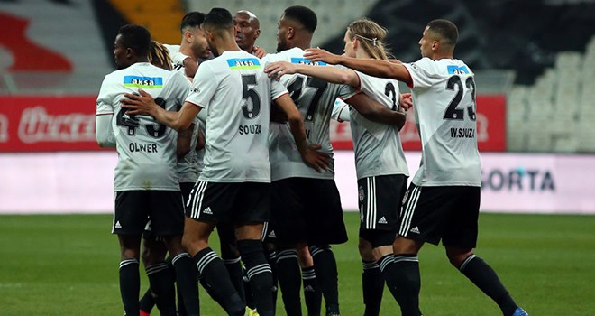 Siyah-beyazlı futbolcular taraftardan özür diledi