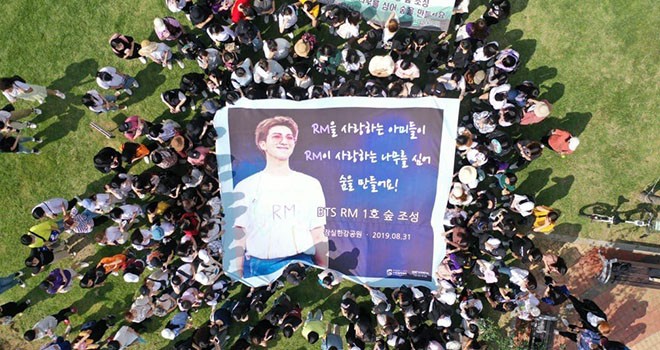 Hayranlar sevdikleri sanatçı için orman inşa ediyor