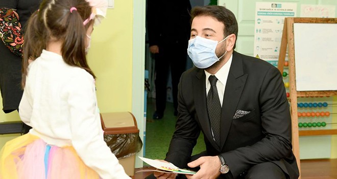 Başkan Akpolat'tan minik öğrencilere yeni yıl sürprizi