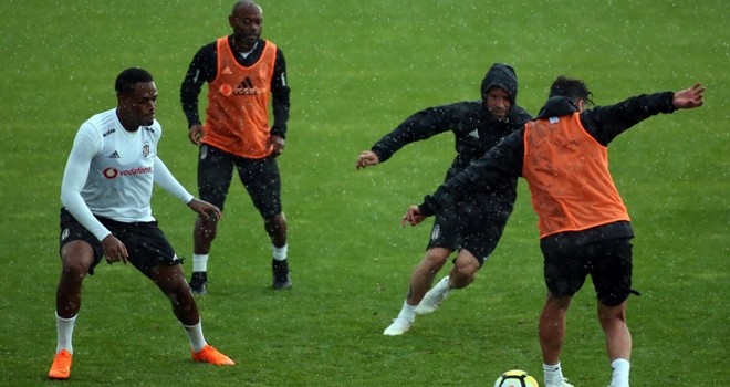 Kartal yağmur ve fırtınaya yakalandı