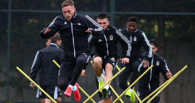 Sağanak yağmur altında taktik çalıştılar