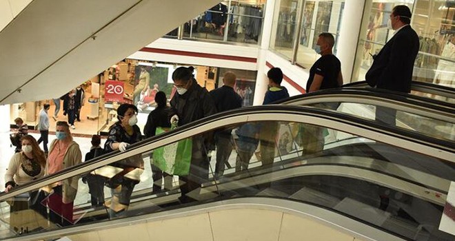 AVM'ler açıldı, mağazalar beklemede