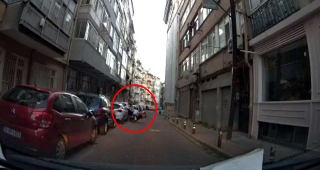 Motosikletli kurye park halindeki 3 araca ve 1 kadına çarptı