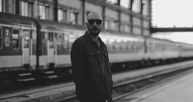 Erdi Gökçek'ten 3. tekli: Kapı Duvar