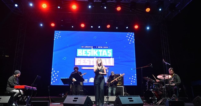 Beşiktaş Festivali'nde ay ışığının altında Jülide Özçelik konseri büyüledi