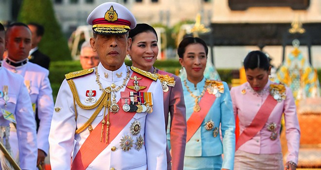 Cariyelerini ordu mensubu yapan kral tepki çekti