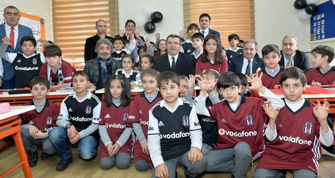Beşiktaş'tan çocuklara 800 forma hediye