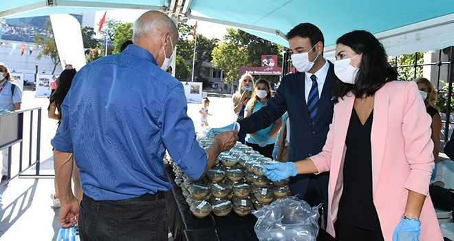 Başkan Akpolat ve eşi Derya Akpolat'tan vatandaşlara aşure lokması