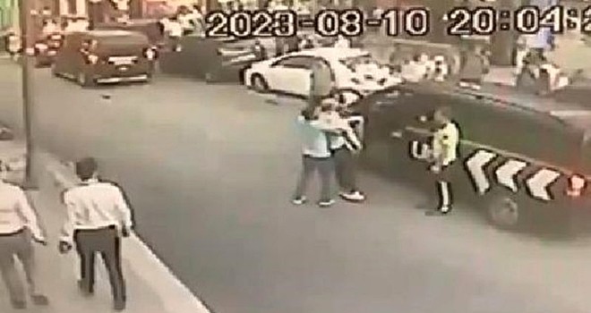 Beşiktaş'ta boğazına sakız kaçan şoförü vatandaş kurtardı