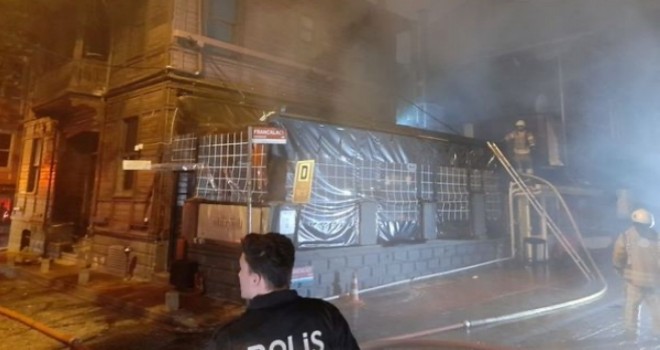 Beşiktaş'ta 2 katlı ahşap iş yerinde korkutan yangın!