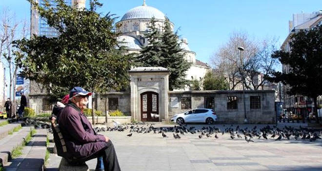 Yaşlılar, meydanlarda tedbirsiz dolaşıyor