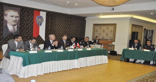 Kaymakamlık ve Emniyetin Beşiktaş'taki huzur toplantıları sürüyor.