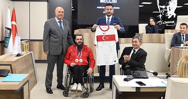 ÖZEL HABER: Beşiktaş Belediye Başkanı Rıza Akpolat'tan altın madalya kazanan sporcuya tebrik!