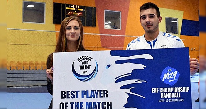 Siyah-beyazlı hentbolcu Gökay Bilim'e iki kez en iyi oyuncu ödülü