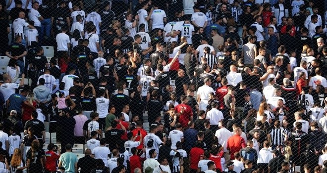 Beşiktaş taraftarından ilginç protesto! Sahaya sırtlarını döndüler