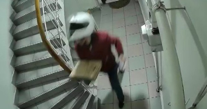 Yemek getiren kurye apartmana idrarını yaptı