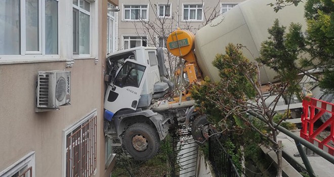 Beton mikseri 6 katlı binaya çarptı