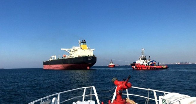Arızalanan petrol gemisi Boğaz'da sürüklendi