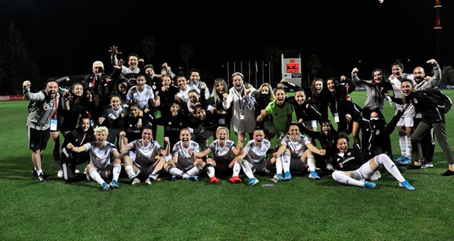 Lider Kartaliçeler Turkcell Kadın Futbol Ligi yarı final turunda