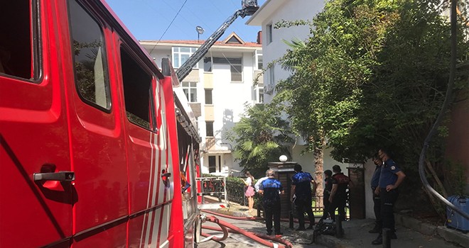 Dört katlı binadaki yangın korkuttu